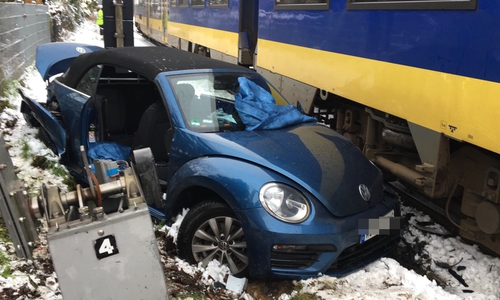 Das Auto wurde von den Regionalzug erfasst. Fotos: aktuell24(KR)