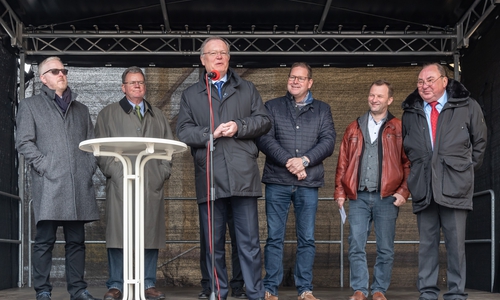 v.l. Falk Hensel, Stiftungsratsvorsitzender des Zukunftsfonds Asse, Michael Kramer, stellvertr. Vorsitzende des Zweckverbands Braunschweig, Ministerpräsident Stephan Weil, Marcus Bosse MdL, Stadtdirektor Rainer Apel und Bürgermeister Karl-Heinz Mühe. Fotos: Tanja Bischoff