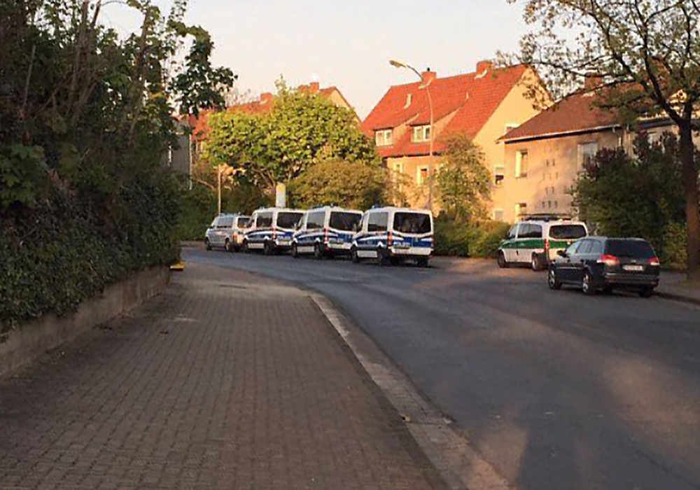 Mehrere Polizeitransporter waren vor Ort. Foto: Tillmann Teichert/Facebook