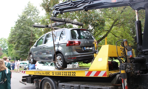 Autos werden am Harztorwall abgeschleppt. Foto: Max Förster