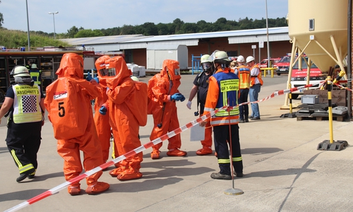 Die Einsatzkräfte wurden mit Chemikalienschutzanzügen ausgerüstet. Foto: Feuerwehr Helmstedt/Andreas Meißner