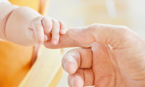 Flyer, zusammengetragene Informationen und kleine Geschenke für das Neugeborene bringen die Ehrenamtlichen zum Besuch mit. Foto: Pixabay