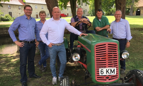 Zu Besuch auf dem Rittergut Lucklum und im Gespräch mit Geschäftsführer Helmut Gockel: Mauritz von Grundherr, Marco Kelb (CDU-Samtgemeindebürgermeisterkandidat Sickte), MIT-Vorsitzender Holger Bormann, Landtagsabgeordnete Frank Oesterhelweg, und MIT-Vorstandsmitglied Wolfgang Ulrich. Foto: MIT