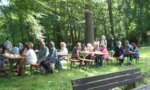  Unterm grünen Blatterdach trafen sich alle zum Feiern. 