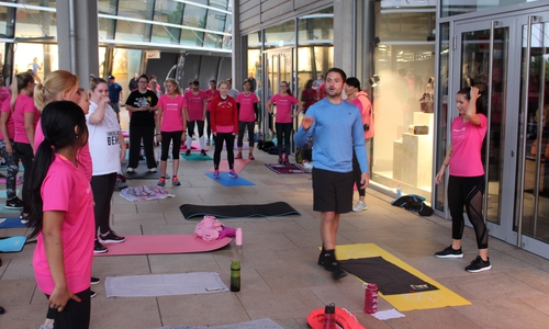 Louisa Dellert (re.) und vor allem Jan Körber leiteten die Fitnessstunde im Wolfsburger Outlet-Center. Fotos und Video: Alexander Dontscheff