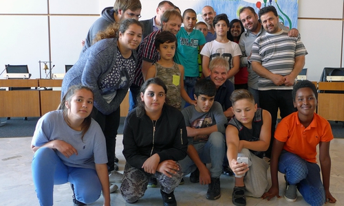 Die Kinder drücken auf den Handyknopf: Der 30 Sekunden Clip ist damit auch in den sozialen Medien zu sehen. (Foto: Stadt Salzgitter)