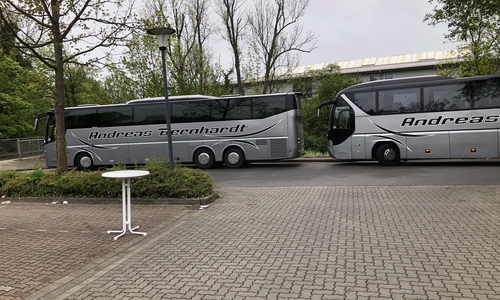 Abfahrt der Busse: Nach ihrem aufregenden Tag im Heidepark fahren die 120 Mitglieder der Jugendfeuerwehren Wolfenbüttel nachhause. Foto: Jugendfeuerwehren Wolfenbüttel