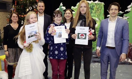 Saskia Heckroth, Tamara Klapprott und  Jaqueline Thibaut, mit (dahinter, v.l.) Förderschullehrerin Anja Mönkedieck, Richard Petrovic, Judith Steller und  Martin Kliebhan. Fotos: Volkswagen