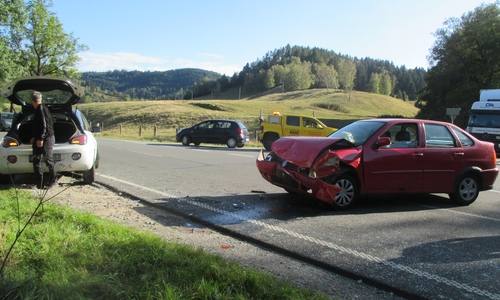 Beide Fahrzeuge mussten abgeschleppt werden. Foto: Polizei