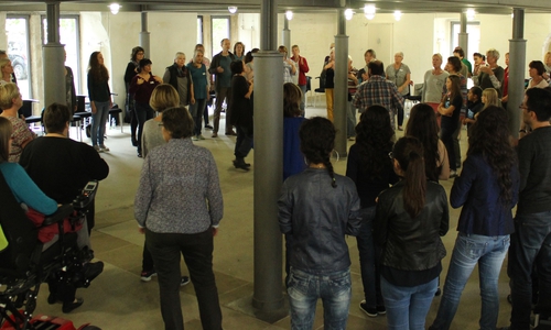 Rund 70 Menschen machen beim "Chor der Weltbürger" gemeinsam Musik. Foto: Privat