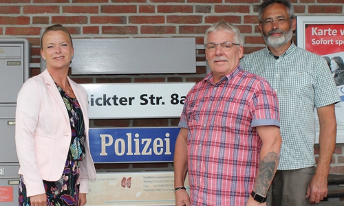 Dunja Kreiser, Thomas Klusmann und Reinhold Briel auf der Polizeiwache in Cremlingen. Foto: SPD