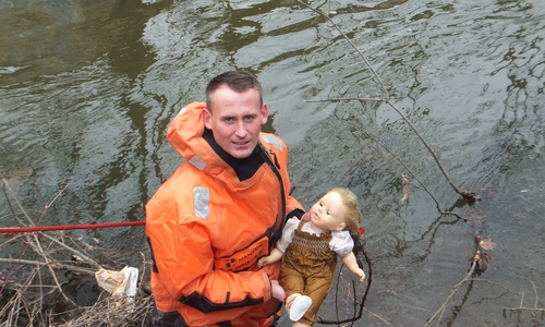 Feuerwehrmann Matheusz Piechota, der die Puppe erleichtert in den Armen hält. Foto: Feuerwehr Braunschweig