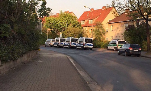 Mehrere Polizeitransporter waren vor Ort. Foto: Tillmann Teichert/Facebook
