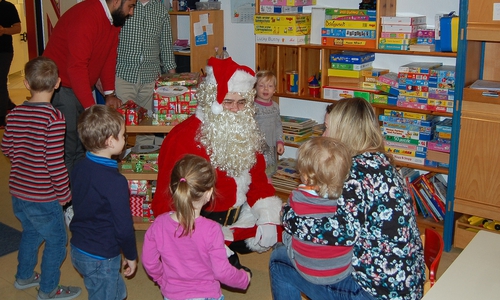 Ronny Thamm überreichte als Weihnachtsmann verkleidet die Geschenke an die Kinder des Lebenshilfe-Kindergartens Siebenstein. Foto: Lebenshilfe

