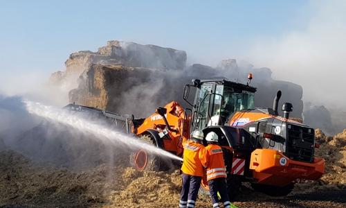 2.000 bis 3.000 Strohballen werden den Flammen voraussichtlich zum Opfer fallen. Videos: aktuell24(BM), Fotos: Schaffhauser, Samtgemeindepressesprecher / aktuell24(BM)