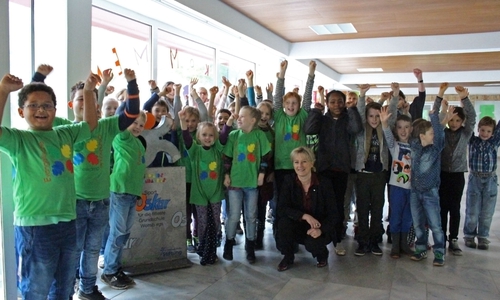 Der Jubel der Kinder kennt keine Grenze, als sie von Claudia Kayser den Pokal bekommen. Foto: Sandra Zecchino