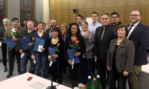 Landrätin Christiana Steinbrügge (links), stellvertretender Landrat Julian Märtens (rechts) und Kreistagsabgeordnete Heike Kanter (2. V.r.) mit den Neubürgerinnen und Neubürgern. Foto: Landkreis Wolfenbüttel