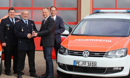 Der neue Kommandowagen wurde übergeben. Foto: Stadt Peine