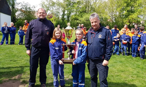 Von links: Stellv. Stadtjugendfeuerwehrwart Karl Rudnik (OF Rühme), Juna und Annabell von der JF Thune, 1. Stellv. Stadtbrandmeister Stephan Kadereit (OF Watenbüttel). Foto: Feuerwehr Braunschweig