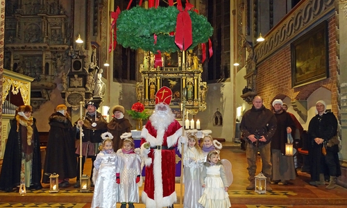 Aufstellung der Freien Ostfälischen Ritter, der Engel aus der Kindertagesstätte St. Walpurgis und dem Nikolaus in St. Walpurgis. Symbolfoto: Achim Klaffehn
