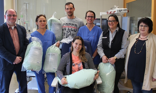 Ralf Fechner und Heike Fechner bei der Spendenübergabe auf der Kinderintensivstation im Klinikum Wolfsburg. Foto: Klinikum Wolfsburg

 