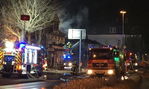 Die Ermittlungen in der Astfelder Straße dauern an. Foto: Nino Milizia
