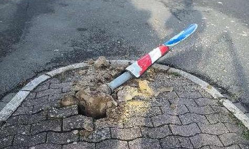 Das Verkehrsschild wurde dabei aus der Verankerung gerissen. Foto: Polizei Wolfsburg
