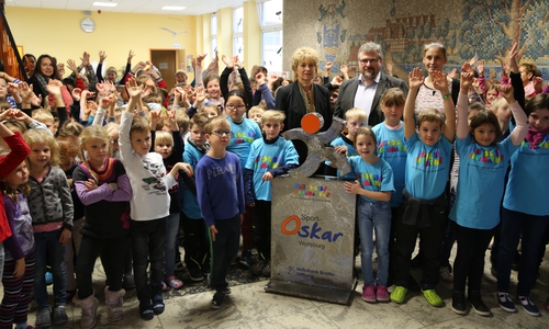 Freude bei der Grundschule Flechtorf. Claudia Kayser, Leiterin der Direktion Wolfsburg bei der Volksbank BraWo und Botschafterin von United Kids Foundations, übergibt den Sport Oskar-Pokal an die Schüler sowie an Schulleiter Frank Lange und Sport-Fachkonferenzleiterin Anika Schröder. Fotos: Volksbank BraWo