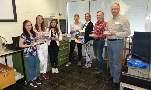 Alexandra Filippow, Michelle Schneider, Marianna Riccio, Petra Wagner (Integrationsreferat Stadt Wolfsburg), Sylvia Cultus (Leiterin des Integrationsreferates), Rudi Martin (Abteilungsleiter der Abteilung Metalltechnik und Fahrzeugtechnik), Marco Bauch (stellvertretender Schulleiter der BBS 2 Wolfsburg). Foto: Stadt Wolfsburg