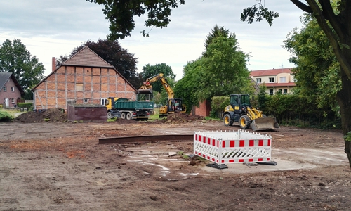 Der Sprecher und Fraktionsvorsitzender der Bürger-Interessen-Gemeinschaft Sassenburg, Andreas Kautzsch fragt sich, warum an der Hauptstarße in Westerbeck   Erdbauarbeiten durchgeführt werden? Foto: Andreas Kautzsch