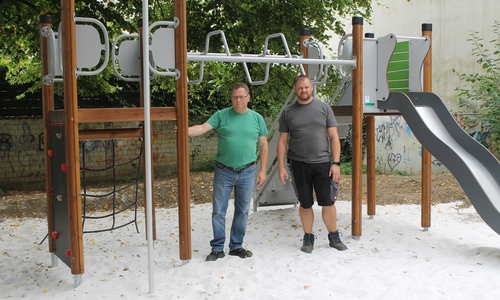 links Guido Kuschenek, Leiter des städtischen Betriebshofes, rechts Mitarbeiter Adrian Jentsch

Foto: Stadt Helmstedt