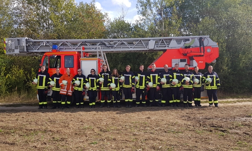 15 Feuerwehrfrauen und -männer stellten sich einem Grundlehrgang mit dem Schwerpunkt "Löscheinsatz". Foto: Gemeindefeuerwehr Lehre