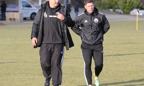 "Charly" Melaouah als Coach des SV Schwarzer Berg (links), hier mit Co-Trainer André Laube. Foto: Frank Vollmer
