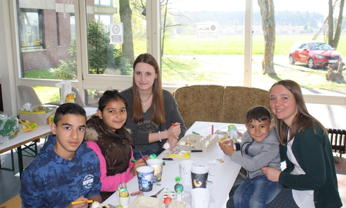 Die Kinder bemalten und beklebten Dutzende Eier mit bunten Farben und frühlingshaften Aufklebern. Foto: Dachstiftung Diakonie