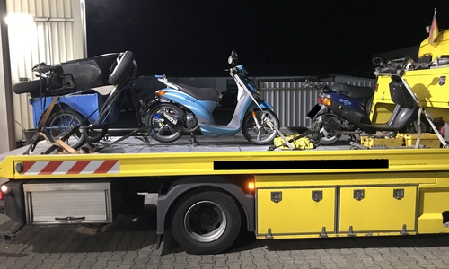 Zur Gefahrenabwehr wurden die Fahrzeuge per Abschlepper von der B 4 transportiert. Foto: Polizei