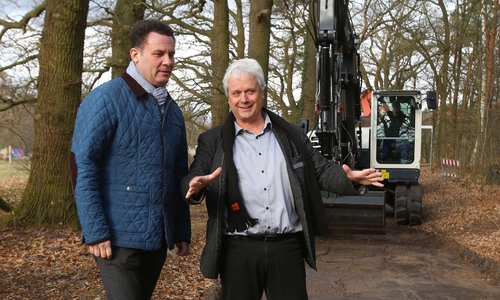 Bürgermeister Matthias Nerlich  (li.) und Joachim Keuch, Leiter des Fachbereichs Tiefbau, nehmen die Baustelle in Augenschein. Foto: Michael Uhmeyer/Stadt Gifhorn
