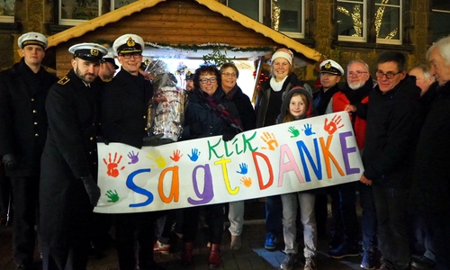  Spendenübergabe nach dem Glühweinverkauf: Kapitän Marcus Fröhling, seine Delegation, die Marinekameradschaft Oker, Renate Lucksch und Axel Siebe sowie die Vertreterinnen und Vertreter von „KliK“ und „Start right!“ freuen sich über insgesamt 3620 Euro. Foto: Stadt Goslar