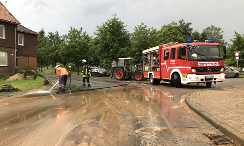 Der Starkregen konnte vom Boden nicht aufgenommen werden. Foto: Feuerwehr