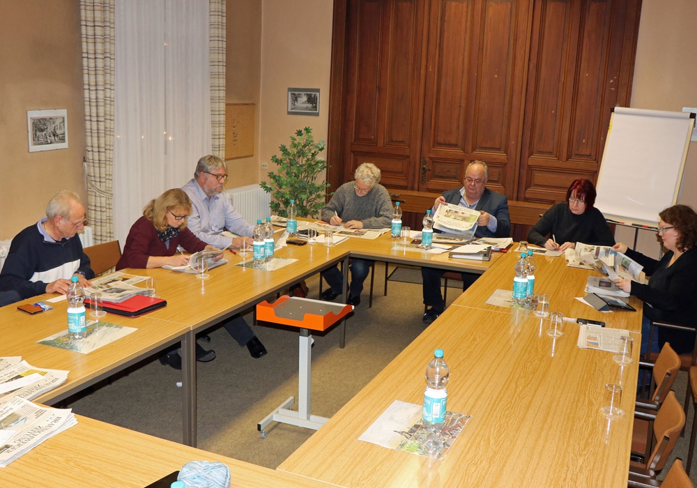 Mitglieder der SPD-Ratsfraktion bei der Auswahl der Monatsthemen. Foto: SPD