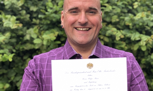 Holger Busse mit seiner Einladung.

Foto: Lila Hoffnung e.V.