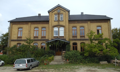 Durch das Förderprogramm konnte Familie Evers alle 17 Fenster an ihrem Haus denkmalgerecht erneuern. Die neuen Fenster sind rotgerahmt und die alten in weiß (Hausmitte). Foto: Landkreis Wolfenbüttel