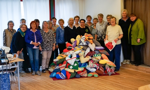 Die Teilnehmerinnen des Workshops mit 200 Kissen, die von ihnen genäht wurden. Foto: Privat