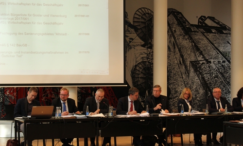 Der Stadtrat traf sich am Dienstag im Sitzungssaal des Kreishauses in der Klubgartestraße. Foto: Frederick Becker