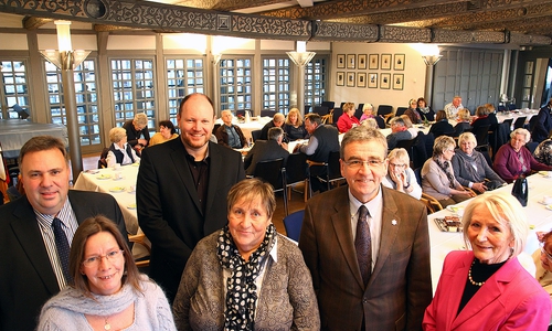 Propst Dieter Schulz-Seitz, Sabine Hortig (Leitungsteam der Suppenküche), Pfarrer Matthias Eggers, Sigrid Berkau (Leitungsteam), Bürgermeister Thomas Pink und Marianne Effe (Leitungsteam). Foto: Stadt Wolfenbüttel​
