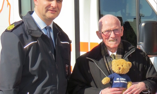 Manuel Stanke (GB-Leiter Brand- und Katastrophenschutz), und Rudolf Wöhl Foto: Stadt Wolfsburg Archiv 8/2017