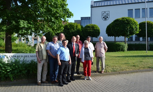 Horst Schardinel (Vertreter Senioren), Andreas Streichan (ver.di), Michael Franke (IGM), Vedat Erkol (IGM), Landrat Gerhard Radeck, Wolfgang Höppner (IGBCE), Elke Bensch (ver.di), Michael Kleber (DGB- Regionsgeschäftsführer) und Günter Sengewald (Vertreter Senioren). Foto: Landkreis Helmstedt