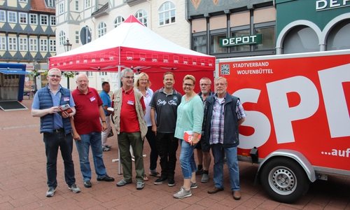 Die Mitglieder der SPD aus Stadtrat und Kreistag sowie aus dem SPD-Ortsverein Fümmelse-Adersheim-Leinde informierten am Samstag am Informationsstand in der Wolfenbütteler Fußgängerzone. Foto: SPD