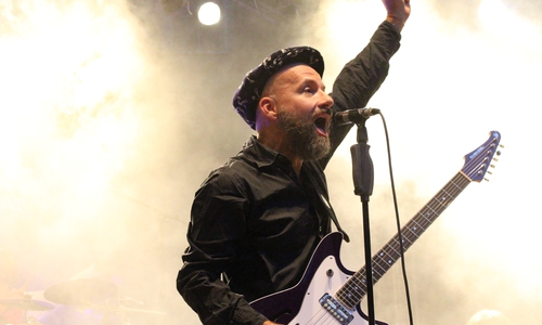 Shantel bringt das Publikum mit Balkan-Pop-Klängen zum Tanzen und Springen. Fotos: Max Förster