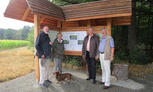 Am Infostand der Waldbestattung Cremlingen (von links nach rechts Volker Brandt, Dorothee Borkam, MdL Frank Oesterhelweg und Hans-Joachim Riebe). Foto: privat