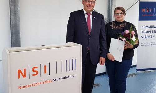 Samtgemeindebürgermeister Gero Janze gratulierte Nicole Lohse. Foto: Samtgemeinde Grasleben